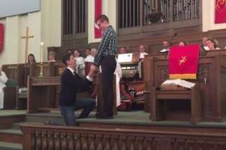 VIDÉO. Mariage gay: il fait sa demande dans une église, les fidèles les ovationnent