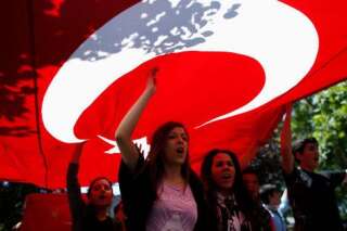 Le président turc Abdullah Gül promulgue une loi controversée qui limite la consommation d'alcool