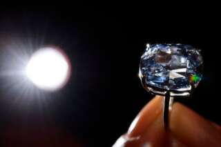 Un diamant bleu acheté au prix record de 48,46 millions de dollars par un milliardaire
