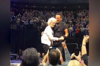 VIDÉO. Bruce Springsteen invite une fan de 91 ans à danser sur scène en plein concert