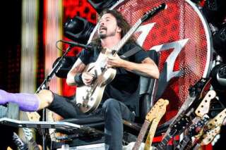 VIDÉO. Dave Grohl remonte sur scène sur un trône pour les 20 ans des Foo Fighters