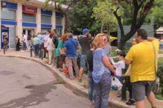 Devant les distributeurs en Grèce, une journée de file d'attente (REPORTAGE)