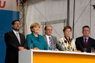 VIDÉO. Un drone se pose devant Merkel durant un meeting