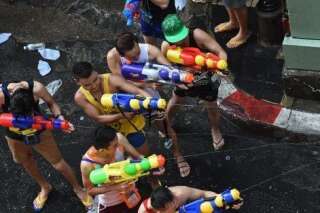 VIDÉO. En Thaïlande, on fête le nouvel an bouddhique à coups de pistolets à eau (lors d'une bataille géante)
