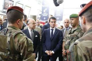Menace terroriste: Valls et Cazeneuve annoncent le déploiement de 200 à 300 militaires supplémentaires pendant les fêtes