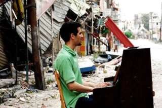 VIDÉO. En Syrie, un pianiste raconte la guerre avec ses chansons et réconforte les réfugiés
