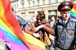 Loi anti-gay en Russie : les députés russes vont débattre de retirer leurs droits parentaux aux homosexuels