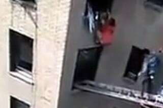 VIDÉO. New York: un homme sauvé des flammes par un voisin au 4e étage d'un immeuble