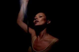 VIDÉO. Kate Moss danse avec une ampoule dans le nouveau clip de Massive Attack