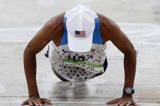 Olympiades: Meb Keflezighi glisse avant l'arrivée du marathon et se punit en faisant des pompes