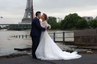 Les photos de mariage devant la Seine sont beaucoup moins glamours en temps de crue