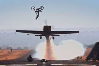 VIDÉO. Nick de Wit : il passe au dessus d'un avion en plein vol... à moto