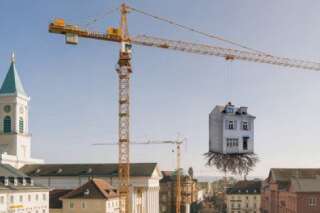 PHOTOS. Une maison à racines suspendue au dessus de Karlsruhe par l'artiste Leandro Erlich