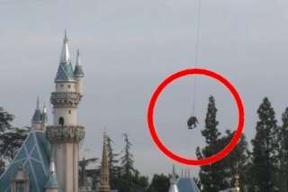 Le poétique vol d'un éléphant au-dessus de Disneyland