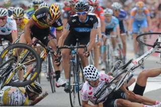 Chutes en cyclisme: l'UCI pourrait infliger des cartons rouges aux coureurs responsables de chutes