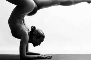 Des photos de pose de yoga nue pour briser les tabous
