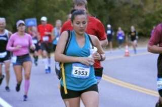 Elle tire son lait pendant un semi-marathon, la photo devient virale