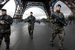 Défense: Hollande sauve 7500 postes dans l'armée sur les 34.000 qui doivent disparaître