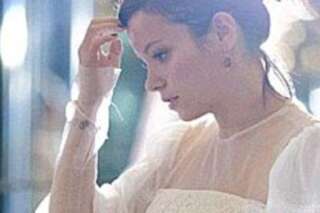 PHOTOS. Lily Allen avoue avoir perdu sa robe de mariée Chanel personnellement dessinée par Karl Lagerfeld