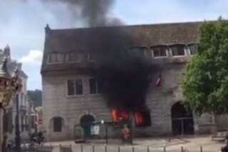 PHOTOS. La mairie de Besançon visée par deux cocktails Molotov, prend feu