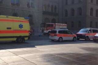 PHOTOS. Suisse : Un homme menace de s'immoler par le feu derrière le siège du gouvernement