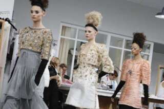 Le défilé Chanel à la Fashion Week de Paris a rendu hommage aux petites mains des ateliers