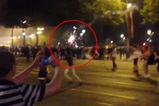Les CRS visés par des feux d'artifice sur les Champs-Élysées où les supporters portugais fêtaient leur victoire à l'Euro