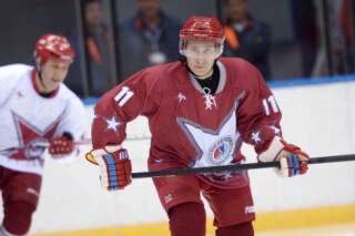 VIDÉO. JO de Sotchi: Vladimir Poutine affronte des stars du hockey sur glace dans un stade olympique