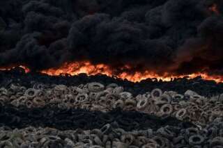 Les images dantesques de l'incendie d'une décharge de pneus en Espagne