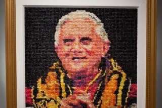 PHOTO. Ce portrait de Benoît XVI en préservatifs embarasse la communauté catholique