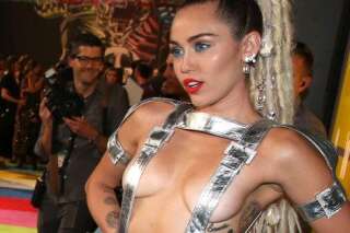 PHOTOS. Miley Cyrus a présenté (presque) nue les MTV Video Music Awards 2015 et a montré un sein