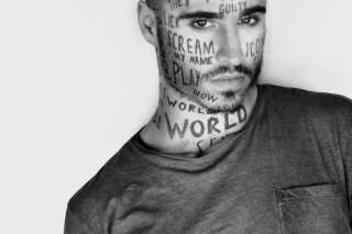 Des tatouages de mots sur le corps et le visage pour devenir célèbre