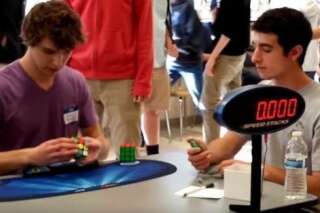 VIDÉO. Ce jeune homme remporte le nouveau record du monde de Rubik's Cube