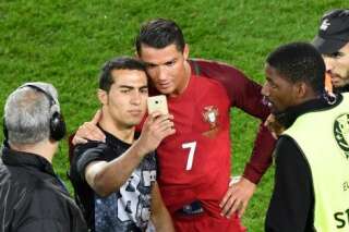 Malgré sa soirée difficile lors de Portugal - Autriche, Ronaldo accepte de faire un selfie avec un fan entré sur la pelouse