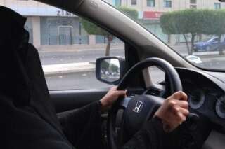 Une Saoudienne prend le volant à Riyad, sa copilote tweete l'aventure en direct