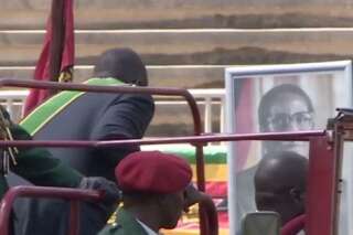 VIDÉO. Robert Mugabe, le président du Zimbabwe, bien bas... devant son propre portrait