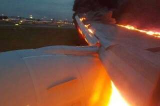 Un avion de Singapor Airlines décolle, atterrit en urgence puis s'enflamme