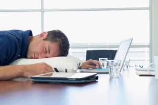Travail et sommeil : 8 chiffres qui montrent que les actifs français ont besoin de dormir