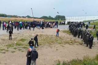 Violents heurts entre migrants et forces de l'ordre à Calais, 5 CRS et 1 photographe blessés