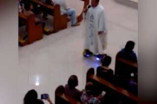 VIDÉO. Un prêtre philippin suspendu pour avoir avoir utilisé un hoverboard pendant la messe de Noël
