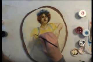 VIDÉO. Elle peint un tableau de John William Godward sur un cookie géant
