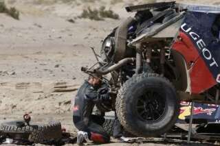 Après plusieurs tonneaux, Sébastien Loeb perd sa première place sur le Dakar