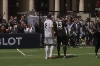 VIDÉO. Diego Maradona et Pelé s'affrontent lors d'un match amical au Palais Royal à Paris