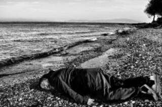 Ai Weiwei recrée la noyade du petit Aylan Kurdi sur une plage grecque et fait polémique