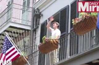VIDÉO. En bon voisin, Brad Pitt envoie une bière à Matthew McConaughey, posté sur le balcon d'en face