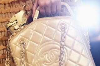 Défilé Chanel: à Dubaï, Karl Lagerfeld présente un sac en forme de bidon d'essence