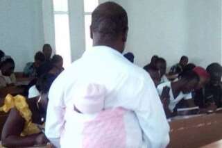 Ce prof s'occupe du bébé d'une étudiante pour qu'elle puisse passer son examen