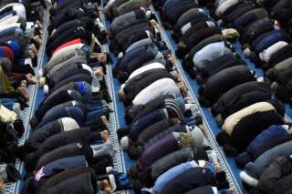 Le gouvernement français ferme une mosquée pour radicalisation, une première, annonce Bernard Cazeneuve