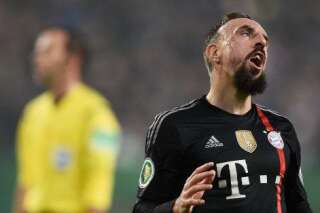 VIDÉO. Franck Ribéry agressé par un supporteur sur le terrain lors de Bayern Munich-Hambourg