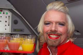 PHOTOS. Richard Branson se déguise en hôtesse de l'air après un pari perdu avec le patron de Lotus